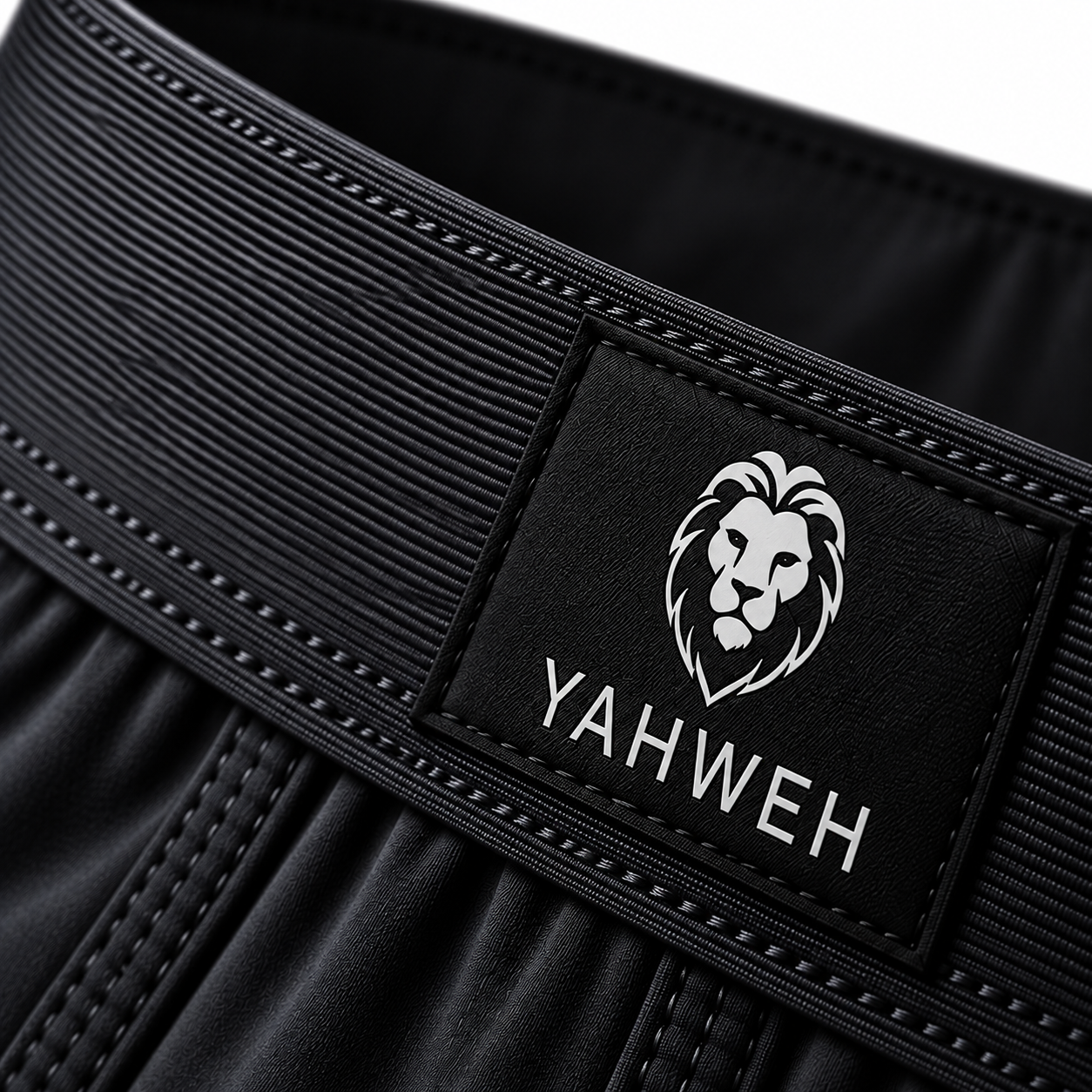 Close do cós elástico de 40mm da cueca boxer Yahweh preta, mostrando largura e acabamento
