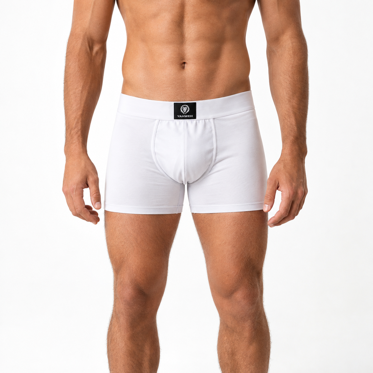 Modelo vestindo cueca boxer Yahweh branca, mostrando caimento e etiqueta da marca